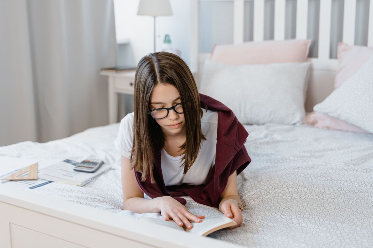A calm, sleep-friendly bedroom